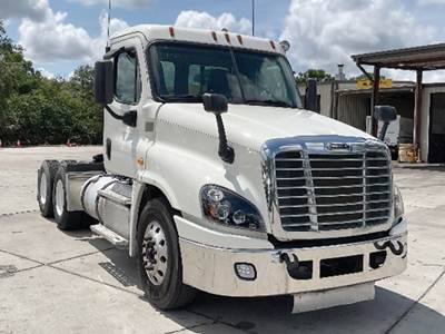 Freightliner Cascadia 125 Day Cab Truck - Detroit 435HP