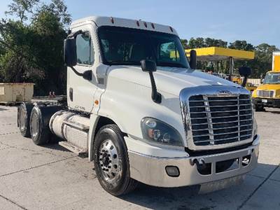 Freightliner Cascadia 125 Day Cab Truck - Detroit 435HP
