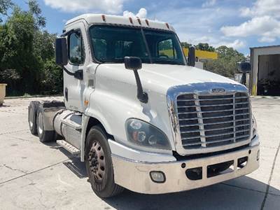 Freightliner Cascadia 125 Day Cab Truck - Detroit 435HP