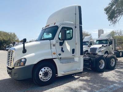 Freightliner Cascadia 125 Day Cab Truck - Detroit 455HP