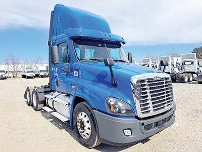 Freightliner Cascadia 125 Day Cab Truck - Detroit 435HP