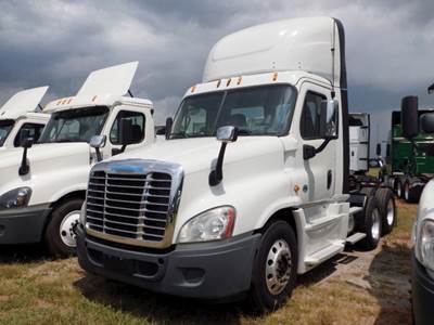 Freightliner Cascadia 125 Day Cab Truck - Detroit 455HP