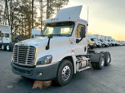 Freightliner Cascadia 125 Day Cab Truck - Detroit 435HP