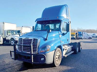 Freightliner Cascadia 125 Day Cab Truck - Detroit 435HP