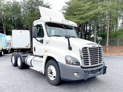 Freightliner Cascadia 125 Day Cab Truck - Detroit 450HP