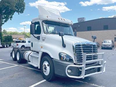 Freightliner Cascadia 125 Day Cab Truck - Detroit 450HP