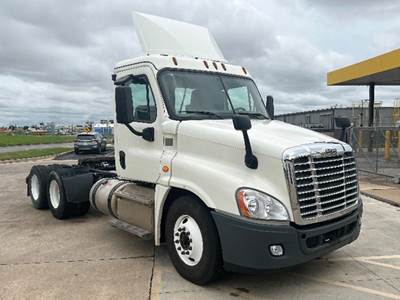 Freightliner Cascadia 125 Day Cab Truck - Detroit 450HP