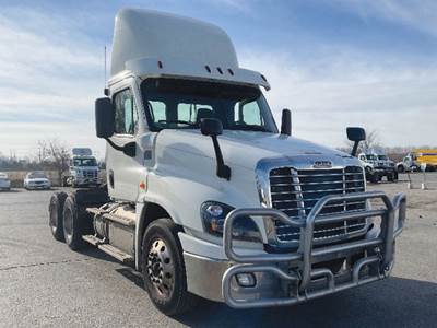 Freightliner Cascadia 125 Day Cab Truck - Detroit 435HP
