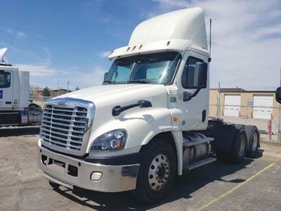 Freightliner Cascadia 125 Day Cab Truck - Detroit 435HP