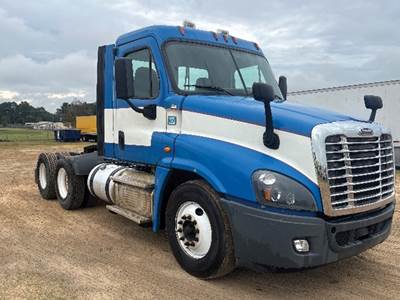 Freightliner Cascadia 125 Day Cab Truck - Detroit 455HP