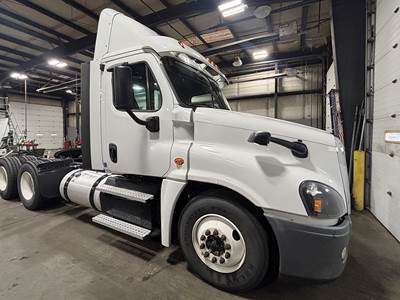 Freightliner Cascadia 125 Day Cab Truck - Cummins 450HP