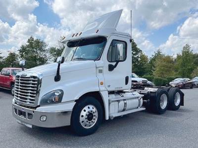 Freightliner Cascadia 125 Day Cab Truck - Detroit 450HP