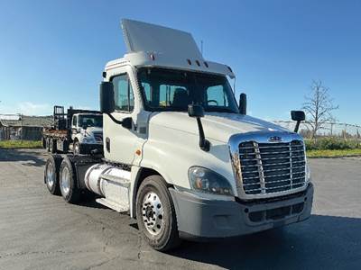 Freightliner Cascadia 125 Day Cab Truck - Detroit 435HP