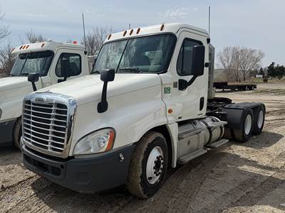 Freightliner Cascadia 125 Day Cab Truck - Detroit 455HP