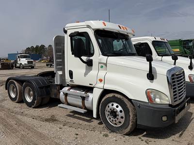 Freightliner Cascadia 125 Day Cab Truck - Detroit 455HP