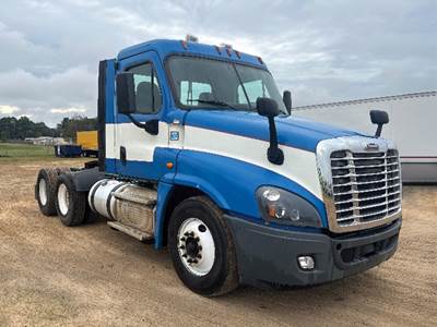 Freightliner Cascadia 125 Day Cab Truck - Detroit 455HP