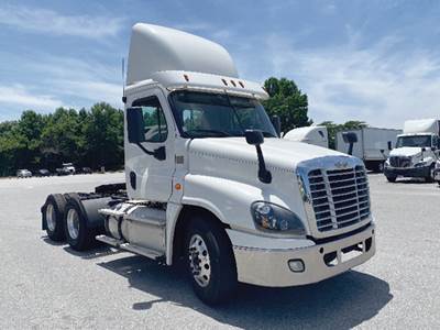 Freightliner Cascadia 125 Day Cab Truck - Detroit 435HP