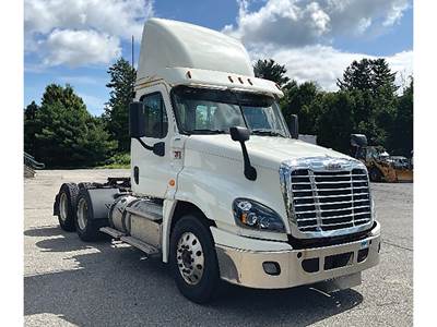 Freightliner Cascadia 125 Day Cab Truck - Detroit 435HP