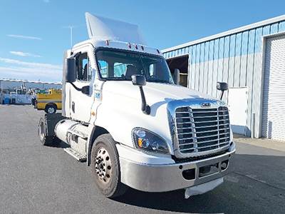 Freightliner Cascadia 125 Day Cab Truck - Detroit 435HP