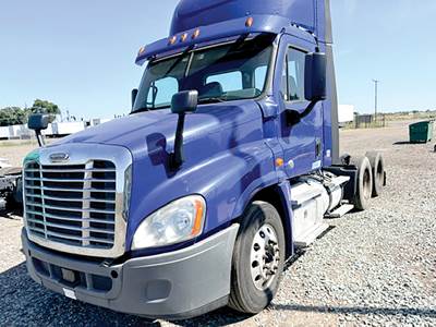 Freightliner Cascadia 125 Day Cab Truck - Detroit 455HP