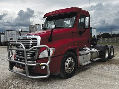 Freightliner Cascadia 125 Day Cab Truck - Detroit 450HP