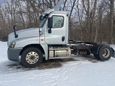 Freightliner Cascadia 125 Day Cab Truck - Detroit 410HP