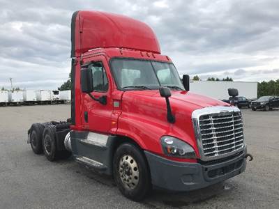 Freightliner Cascadia 125 Day Cab Truck - Detroit 455HP