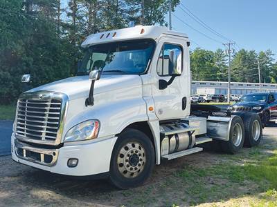 Freightliner Cascadia 125 Day Cab Truck - Detroit 450HP
