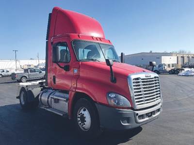 Freightliner Cascadia 125 Day Cab Truck - Detroit 410HP