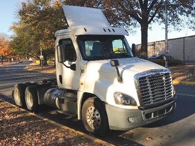 Freightliner Cascadia 125 Day Cab Truck - Detroit 435HP