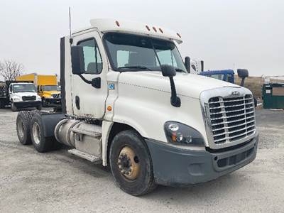 Freightliner Cascadia 125 Day Cab Truck - Detroit 435HP