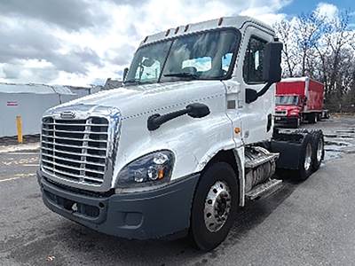 Freightliner Cascadia 125 Day Cab Truck - Detroit 435HP