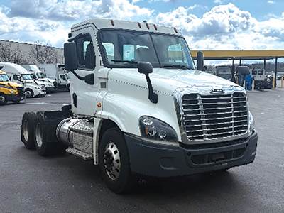 Freightliner Cascadia 125 Day Cab Truck - Detroit 435HP