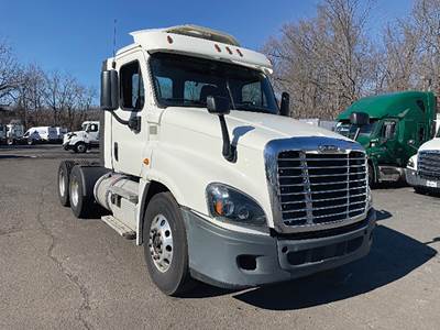 Freightliner Cascadia 125 Day Cab Truck - Detroit 435HP