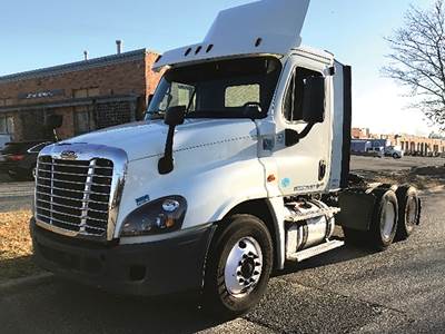 Freightliner Cascadia 125 Day Cab Truck - Detroit 435HP