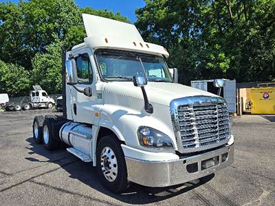 Freightliner Cascadia 125 Day Cab Truck - Detroit 435HP