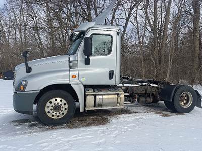 Freightliner Cascadia 125 Day Cab Truck - Detroit 410HP