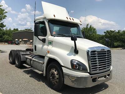 Freightliner Cascadia 125 Day Cab Truck - Detroit 455HP