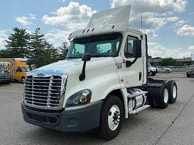 Freightliner Cascadia 125 Day Cab Truck - Detroit 435HP