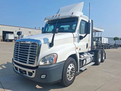 Freightliner Cascadia 125 Day Cab Truck - Detroit 455HP