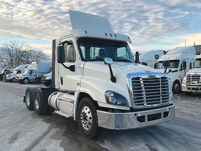 Freightliner Cascadia 125 Day Cab Truck - Detroit 455HP