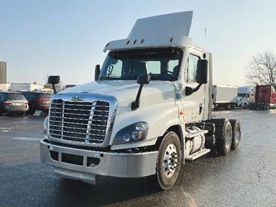 Freightliner Cascadia 125 Day Cab Truck - Detroit 455HP