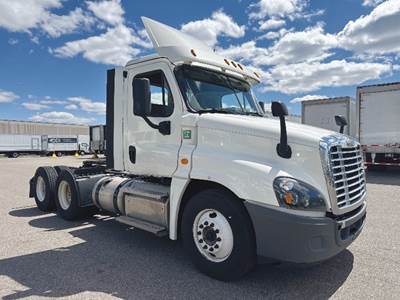 Freightliner Cascadia 125 Day Cab Truck - Detroit 450HP