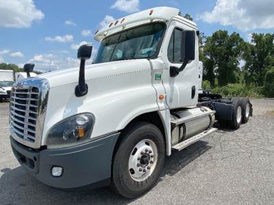 Freightliner Cascadia 125 Day Cab Truck - Detroit 455HP