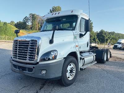 Freightliner Cascadia 125 Day Cab Truck - Detroit 455HP