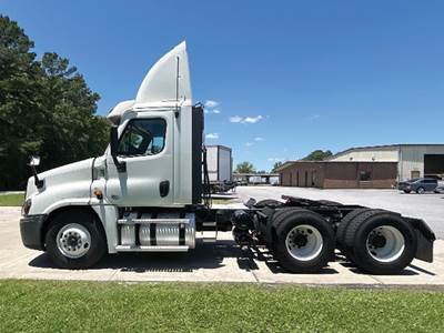 Freightliner Cascadia 125 Day Cab Truck - Detroit 435HP