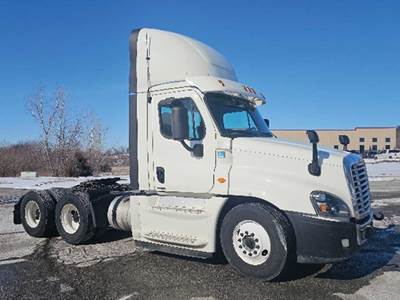 Freightliner Cascadia 125 Evolution Day Cab Truck - Detroit 450HP
