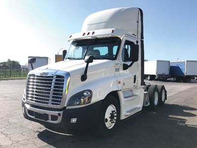 Freightliner Cascadia 125 Evolution Day Cab Truck - Detroit 450HP
