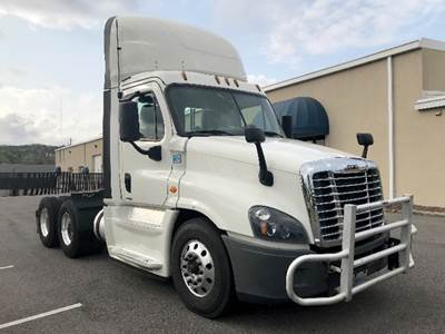 Freightliner Cascadia 125 Evolution Day Cab Truck - Detroit 455HP