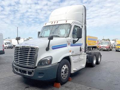 Freightliner Cascadia 125 Evolution Day Cab Truck - Detroit 455HP